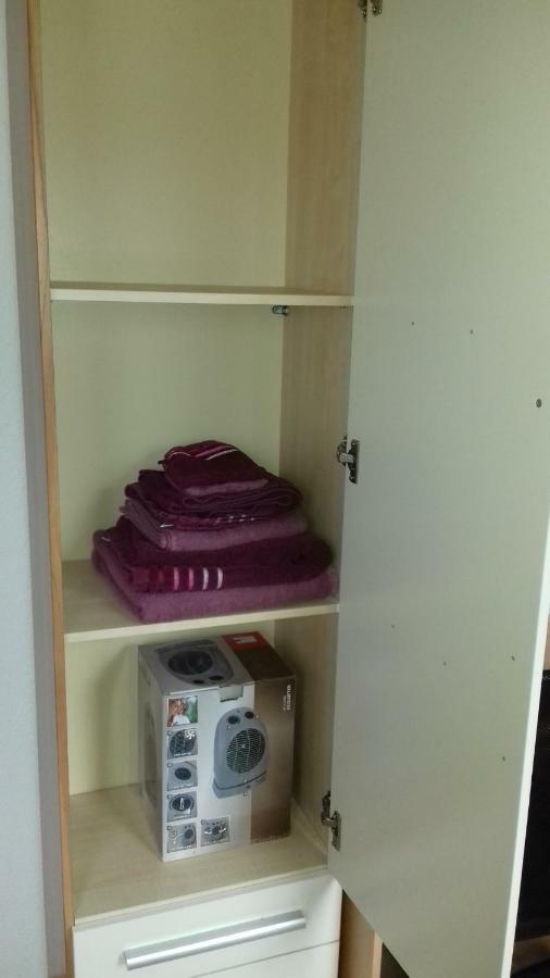 Biberach-Riss-Zimmer-Frei, Einzel-Zimmer Bad Kueche Birkenhard Camera foto