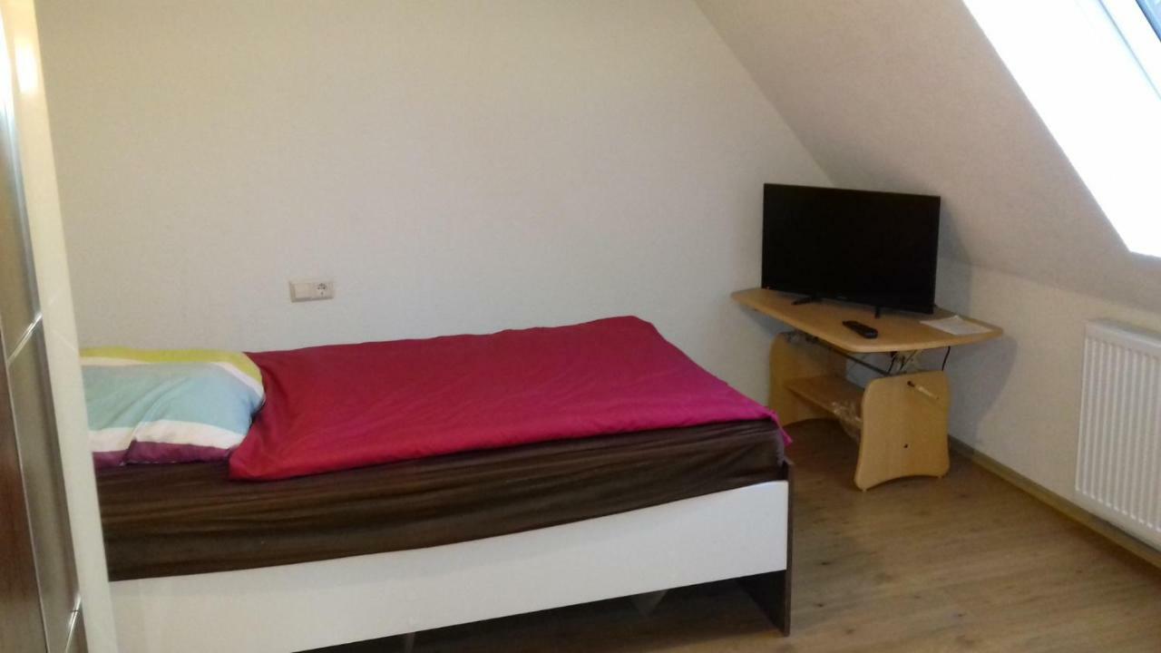 Biberach-Riss-Zimmer-Frei, Einzel-Zimmer Bad Kueche Birkenhard Camera foto